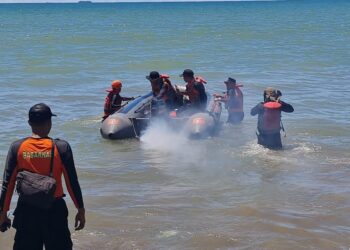 Tim Gabungan melakukan pencarian korban kapal terbalik di Muaro Anai Padang Pariaman.