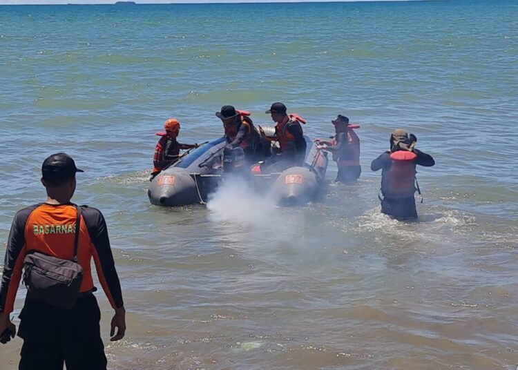 Tim Gabungan melakukan pencarian korban kapal terbalik di Muaro Anai Padang Pariaman.