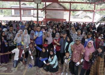 Ir. H. Mulyadi bersama masyarakat di Daerah Pemilihannya.