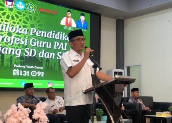 Wali Kota Padang Hendri Septa saat mengukuhkan pengurus BKM Kecamatan se-Kota Padang periode 2023-2027.