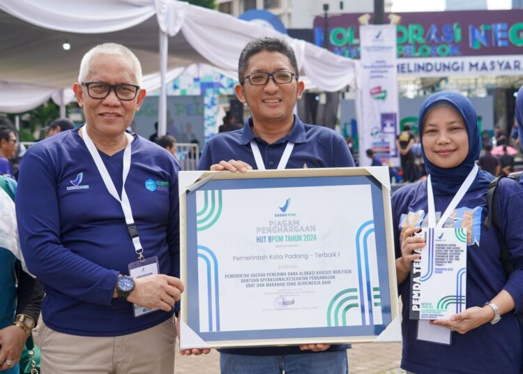 Pemko Padang menerima penghargaan Berkinerja Baik dengan nilai tertinggi di nasional dalam kategori Pemerintah Daerah Penerima DAK Nonfisik Bantuan Operasional Kesehatan Pengawasan Obat dan Makanan tahun 2023 (foto: dok. Humas Pemko Padang)