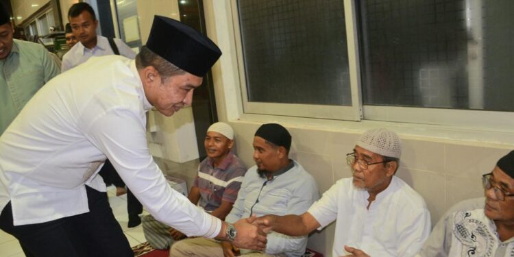 Wakil Wali Kota Padang Ekos Albar pada Peringatan Isra Mikraj di Masjid Ukhuwah Parupuk Tabing (foto: dok. Humas Pemko Padang)