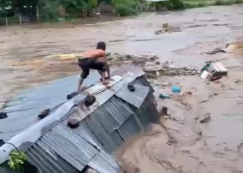 Penampakan seorang warga yang ikut hanyut bersama rumahnya akibat banjir bandang di NTB (foto: tangkap layar vidio)