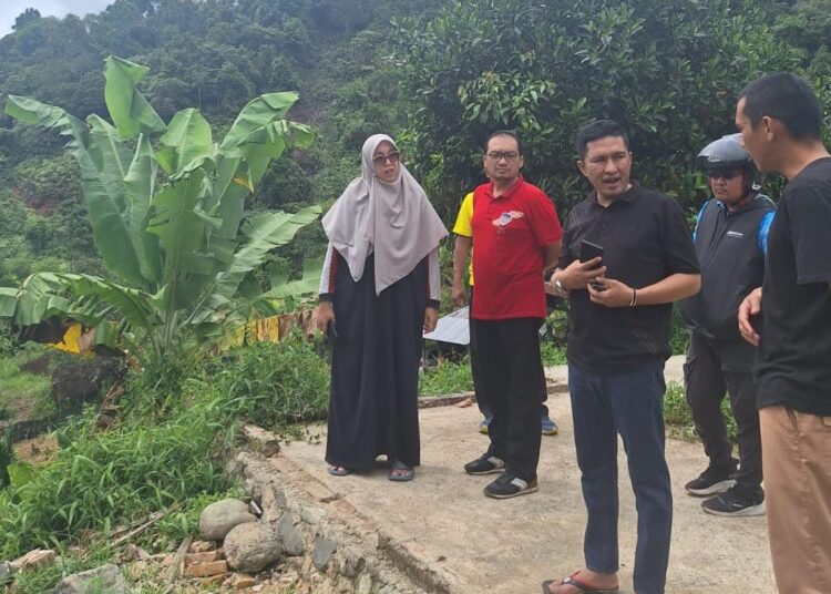 Wakil Wali Kota Padang meninjau infrastruktur lokasi wisata air terjun.