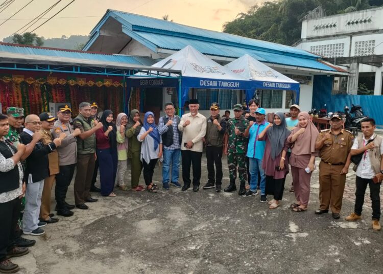 Wali Kota Padang Hendri Septa saat mendampingi Gubernur Sumbar melakukan pengecekan sejumlah TPS di Kota Padang, Selasa (13/02/2024).