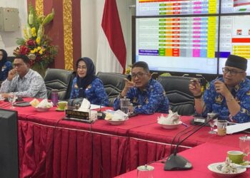 Wali Kota Padang Hendri Septa memimpin rapat persiapan menyambut Ramadan 1445 H.