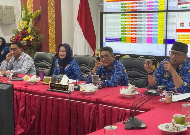 Wali Kota Padang Hendri Septa memimpin rapat persiapan menyambut Ramadan 1445 H.