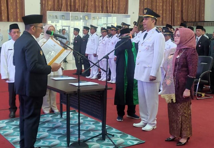 Wali Kota Padang Hendri Septa melantik 37 pejabat administrator (eselon III) termasuk 8 camat, Jumat (23/2/2024).