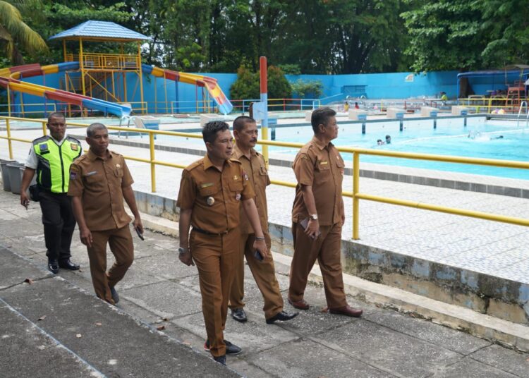 Wakil Wali Kota Padang Ekos Albar mengunjungi Kolam Renang Teratai.