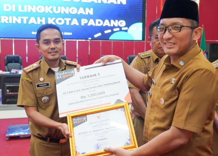 Wali Kota Padang Hendri Septa menyerahkan piagam penghargaan dan hadiah kepada tiga Rukun Tetangga (RT) yang terbaik dalam pelaksanaan Program Padang Bagoro, Januari 2024.