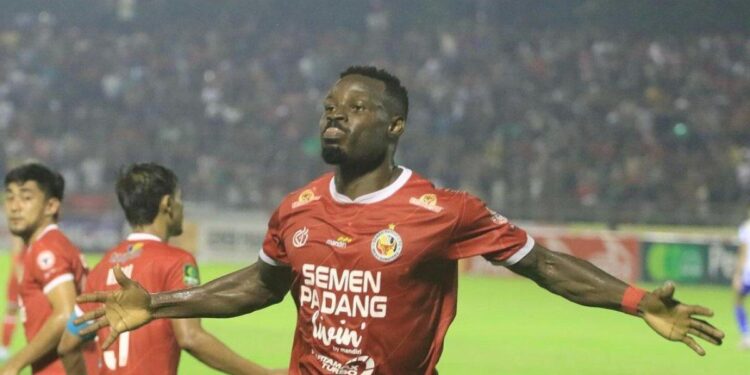 Pemain Semen Padang FC Kenneth Ngwoke masuk jajaran 3 pemain dengan gol terbanyak. Foto: Instagram/@ikechukwungwoke.