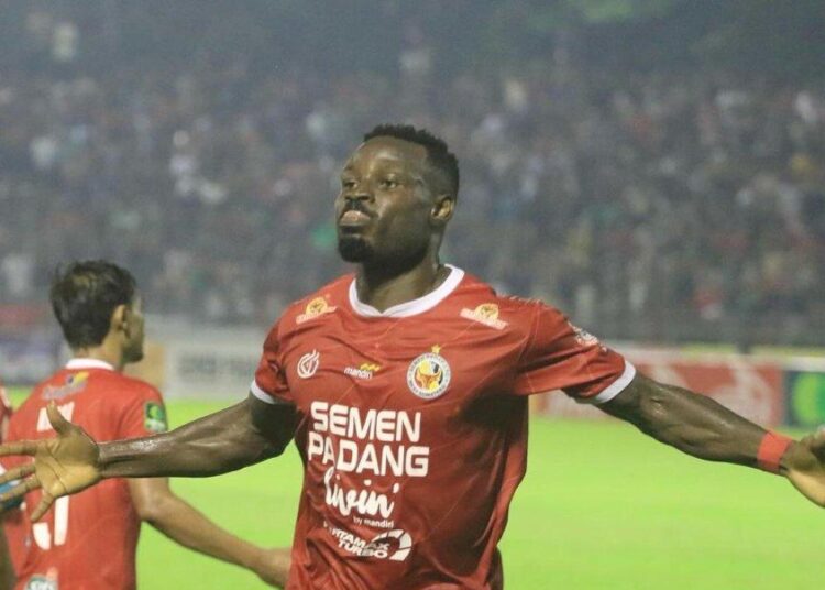 Pemain Semen Padang FC Kenneth Ngwoke masuk jajaran 3 pemain dengan gol terbanyak. Foto: Instagram/@ikechukwungwoke.