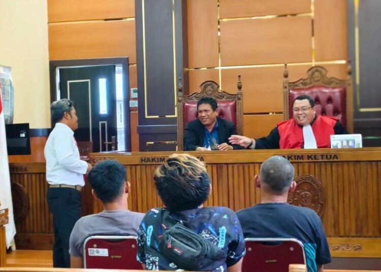 Pelanggar Perda menjalankan sidang Tipiring di Pengadilan Negeri Padang (foto: Humas Satpol PP Padang)