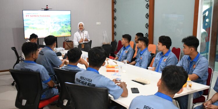 22 Mahasiswa PNP mengikuti Program Magang Industri di Semen Padang.