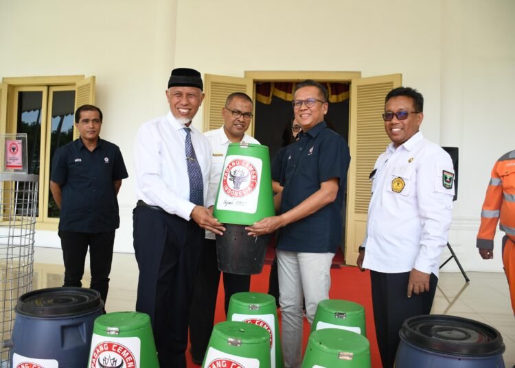 PT Semen Padang menyerahkan bantuan peralatan pengolahan sampah menjadi kompos  kepada Pemprov Sumbar. (foto: Dok. Humas Semen Padang)