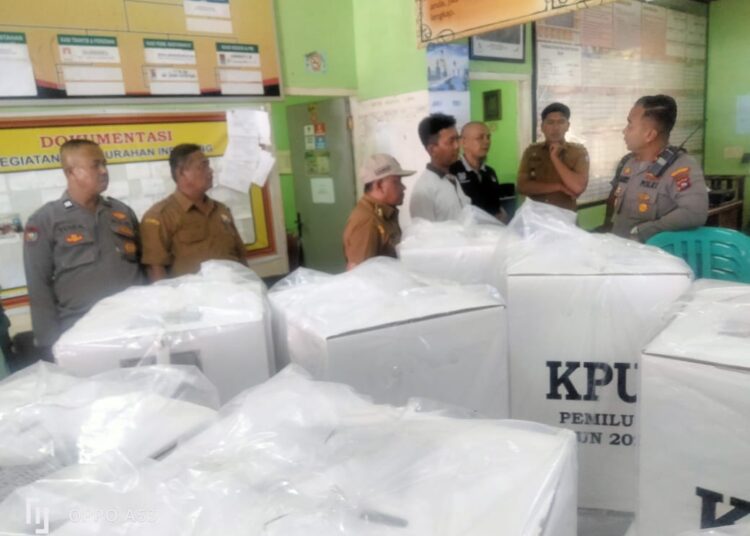 Polsek Lubuk Kilangan, Kota Padang memastikan logistik Pemilu 2024 aman dan terjaga, Selasa, 13 Februari 2024.