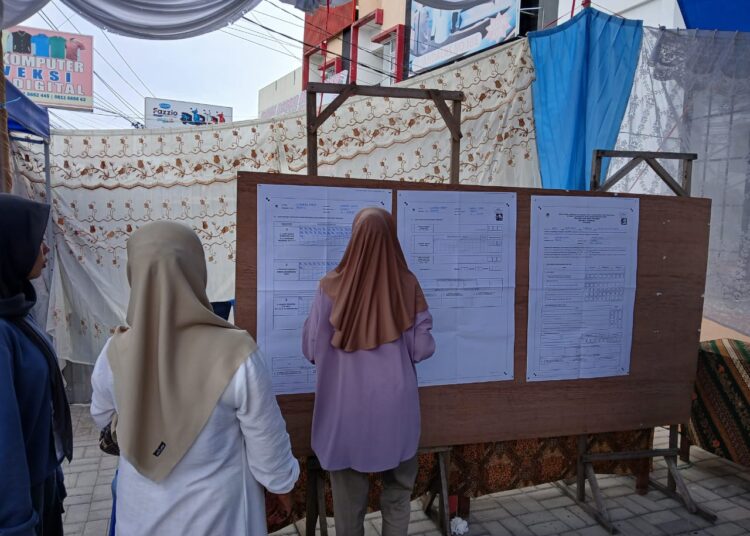 Petugas Pemilu 2024 di salah satu TPS di Kota Padang sedang melakukan tugas penghitungan suara (foto: Sumbarkita)