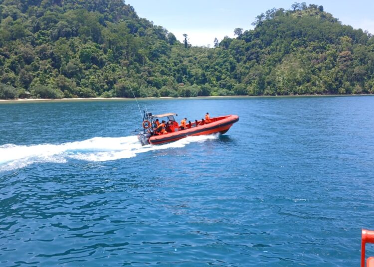 Tim SAR Padang melakukan pencarian bocah hanyut terseret ombak di Pulau Pagang, Pesisir Selatan pada Selasa, 20 Februari 2024.