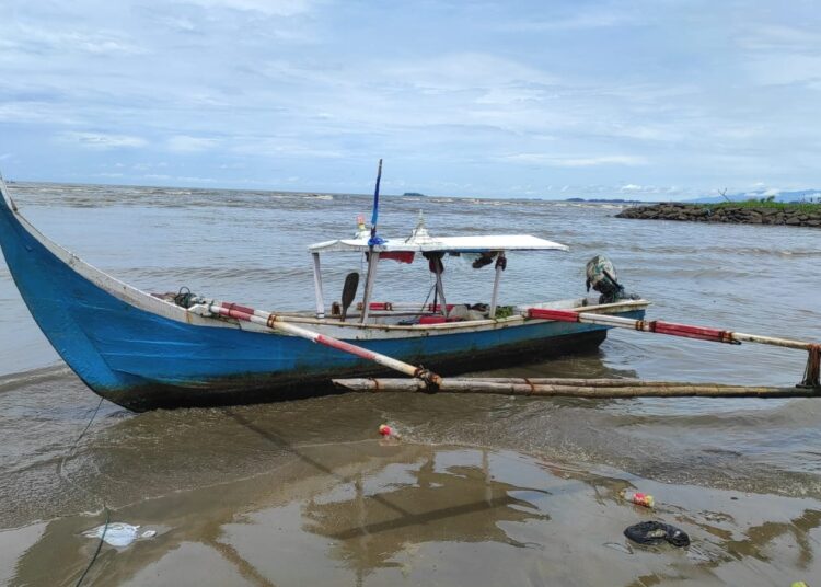 Seorang nelayan paruh baya di Padang hilang diduga dihantam ombak pada Selasa Sore, 20 Februari 2024.