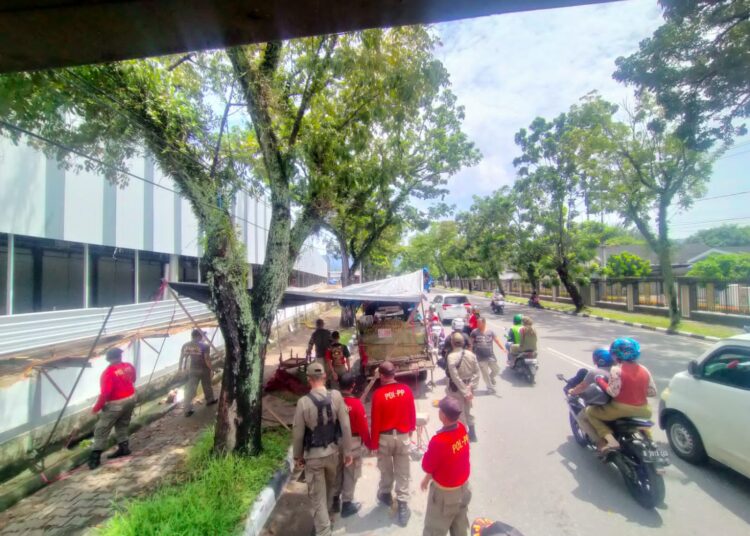 Satpol PP Kota Padang kembali menertibkan sejumlah lapak PKL pada Rabu, 21 Februari 2024.