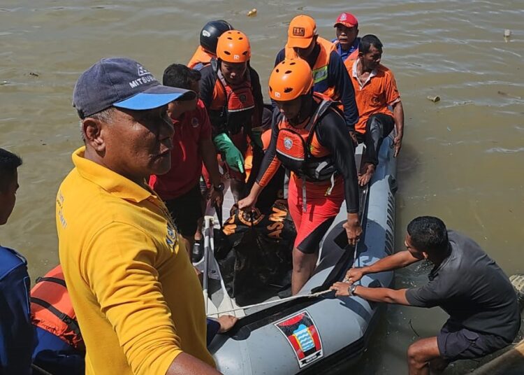 Seorang nelayan lansia berhasil ditemukan setelah hilang diduga dihantam ombak di Pantai Padang pada Rabu, 21 Februari 2024.