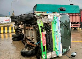 Truk sampah Bukittinggi terguling di depan Tol Padang-Pekanbaru.