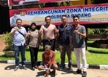 Polresta Padang berhasil menangkap pelaku pemerkosa anak kandungnya sendiri pada Jumat, 23 Februari 2024.