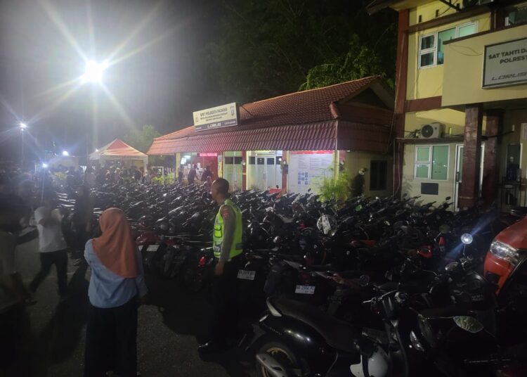 Ratusan kendaraan di Padang ditilang Satlantas Polresta Kota Padang.