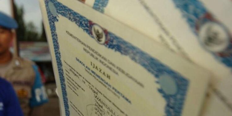 Ilustrasi ijazah palsu (foto: istimewa)