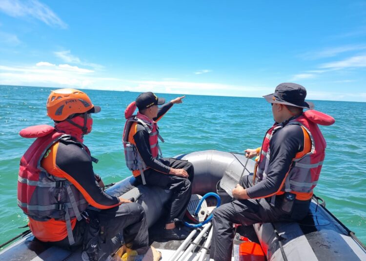 Tim Basarnas Padang lakukan pencarian dua orang nelayan yang hilang di perairan Muaro Anai, Padang Pariaman