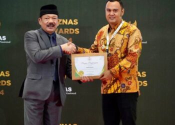 Bupati Sijunjung dinobatkan sebagai Kepala Daerah Pendukung Pengelolaan Zakat Terbaik oleh Baznas RI pada Kamis, 29 Februari 2024 (foto: Info Publik Sijunjung)