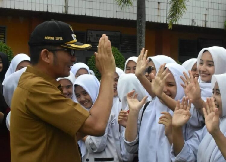 Wali Kota Padang menyerahkan e-KTP kepada 85 siswa SMK N 6 Padang pada Senin, 5 Februari 2024.