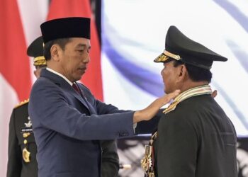 Presiden Joko Widodo menganugerahi kenaikan pangkat berupa Jenderal TNI kehormatan kepada Menteri Pertahanan Prabowo Subianto di Mabes TNI, Cilangkap, Jakarta, Rabu (28/2). (ANTARA FOTO/BAYU PRATAMA S)