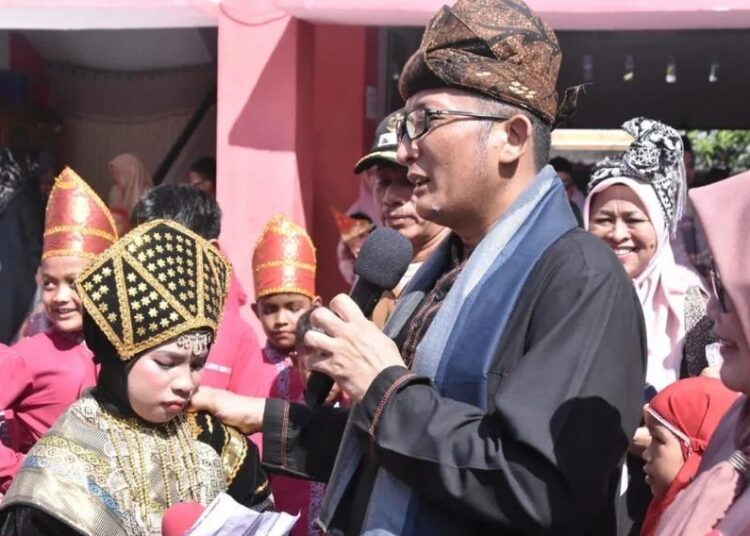 Wali Kota Padang menghadiri Mulok Keminangkabauan di SDN 2 Lubuk Buaya (foto: Humas Pemko Padang)