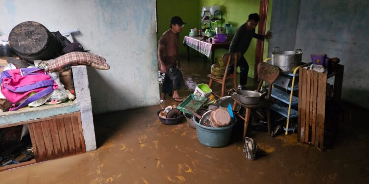 Lumpur menggenangi rumah warga terdampak banjir di Limapuluh Kota