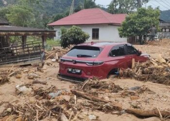 Mobil terjebak banjir bandang di Barung-Barung Belantai, Kecamatan Koto XI Tarusan Pesisir Selatan.