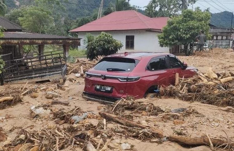 Mobil terjebak banjir bandang di Barung-Barung Belantai, Kecamatan Koto XI Tarusan Pesisir Selatan.