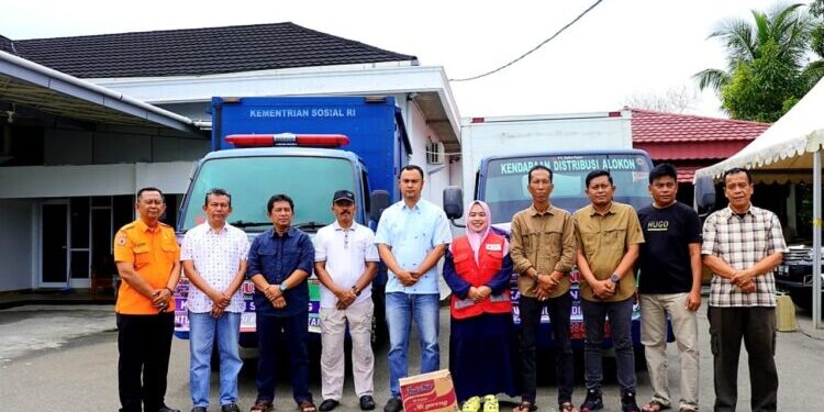 Pemkab Sijunjung salurkan sejumlah bantuan kepada korban banjir di Pesisir Selatan (foto: Pemkab Sijunjung)