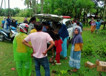 Evakuasi korban terseret banjir yang ditemukan di Pantai Lansano, Kenagarian Lansano Taratak, Kecamatan Sutera, Kabupaten Pesisir Selatan, Jumat (8/3/2024).