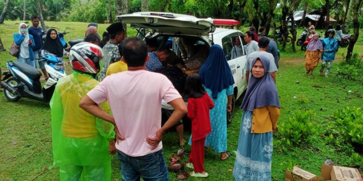 Evakuasi korban terseret banjir yang ditemukan di Pantai Lansano, Kenagarian Lansano Taratak, Kecamatan Sutera, Kabupaten Pesisir Selatan, Jumat (8/3/2024).