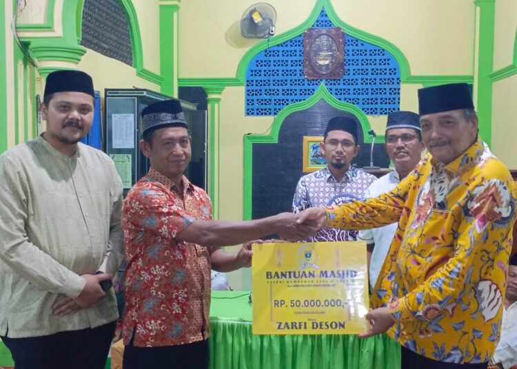 Anggota DPRD Provinsi Sumatera Barat, Zarfi Deson, menggelar Safari Ramadan ke Masjid Baiturrahim, Kampung Talang Dalam, Nagari Kambang Barat, Kecamatan Lengayang