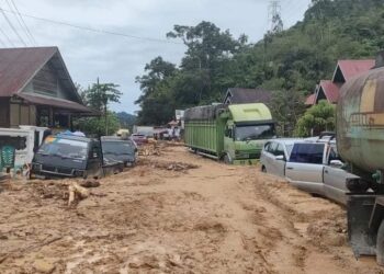 Penampakan kendaraan terjebak banjir bandang di Pesisir Selatan, Jumat (8/3).