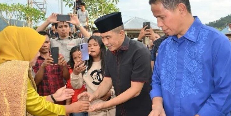 Wakil Wali Kota Padang Ekos Albar menghadiri tradisi Limau Baronggeh (foto: Humas Pemko Padang)