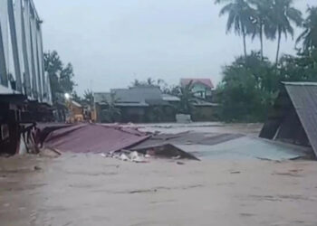 Rumah warga di Padang hanyut tersapu banjir, Kamis (7/3/2024).