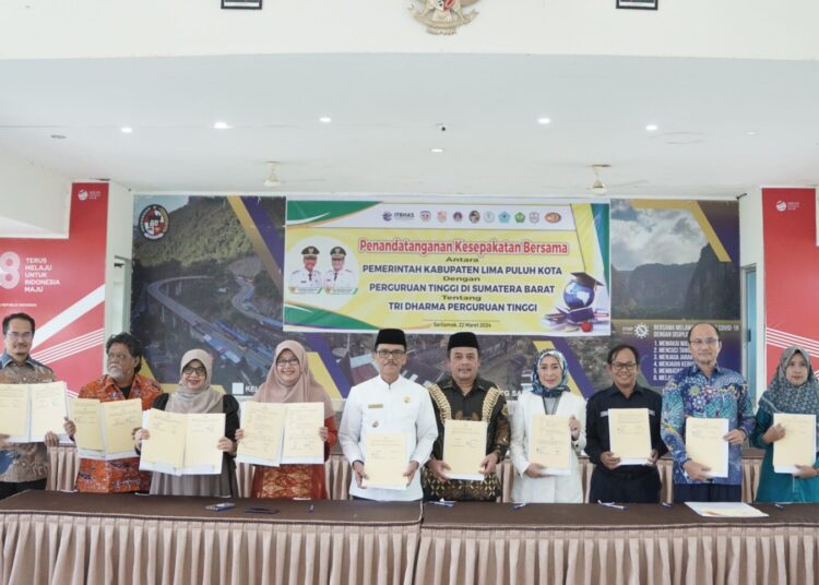 Bupati Limapuluh Kota Safaruddin Dt Bandaro Rajo melakukan penandatangan nota kesepahaman atau Memorandum of Understanding (MoU) dengan sejumlah perguruan tinggi, Jumat (22/4/2024).