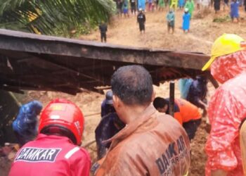 Tim TRC PB BPBD Padang pariaman  melakukan pembersihan material tanah dan pencarian korban di Korong Pasa Jambu Nagari Sungai Durian Kecamatan VII Koto Patamuan.