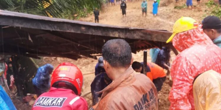 Tim TRC PB BPBD Padang pariaman  melakukan pembersihan material tanah dan pencarian korban di Korong Pasa Jambu Nagari Sungai Durian Kecamatan VII Koto Patamuan.