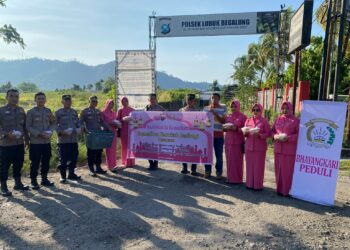 Bhayangkari Ranting Polsek Lubuk Begalung Kota Padang berbagi takjil dalam kegiatan bakti sosial, Kamis (21/3/2024).