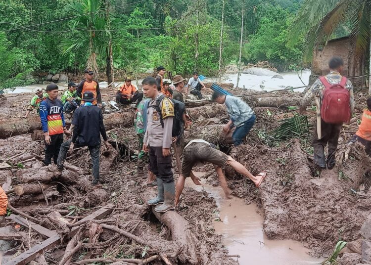 Pencarian korban banjir bandang di Kampung Langgai, Kenagarian Gantiang Mudiak Utara Surantih, Kecamatan Sutera, Pesisir Selatan.