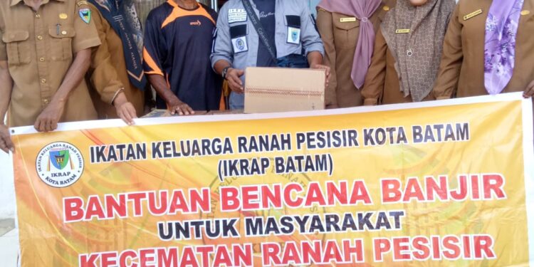 Ikatan Keluarga Ranah Pesisir yang ada di Kota Batam (IKRAP BATAM) salurkan bantuan untuk korban banjir bandang